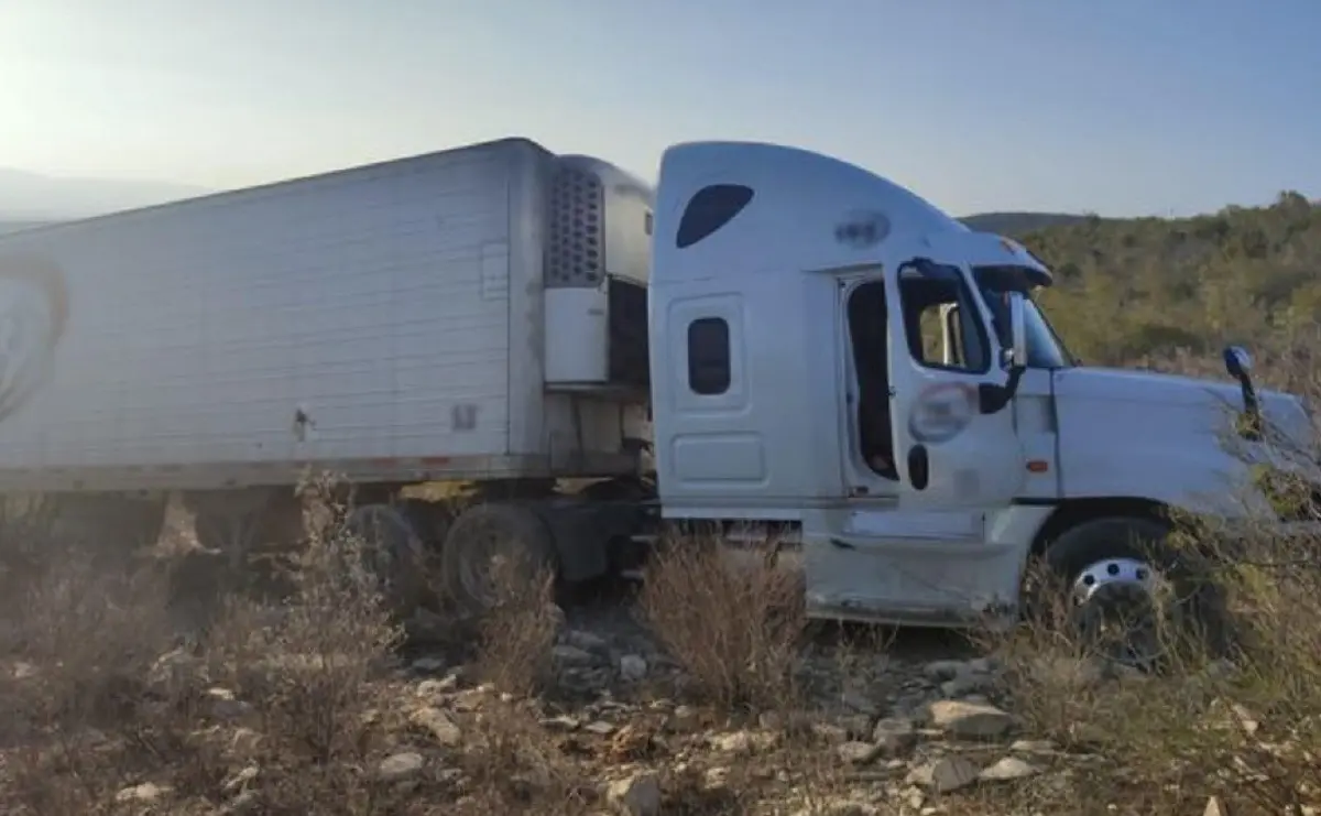 Guardia Nacional asegura tractocamión y armamento en Vallecillo, Nuevo León