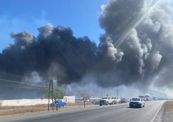 Se incendia corralón en Santa Catarina