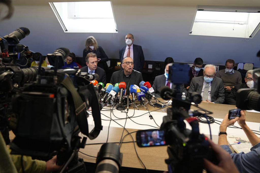 El presidente de la Conferencia Episcopal de España, el cardenal Juan José Omella, habla durante una conferencia de prensa, el 22 de febrero de 2022, en Madrid. (AP Foto/Paul White, archivo)