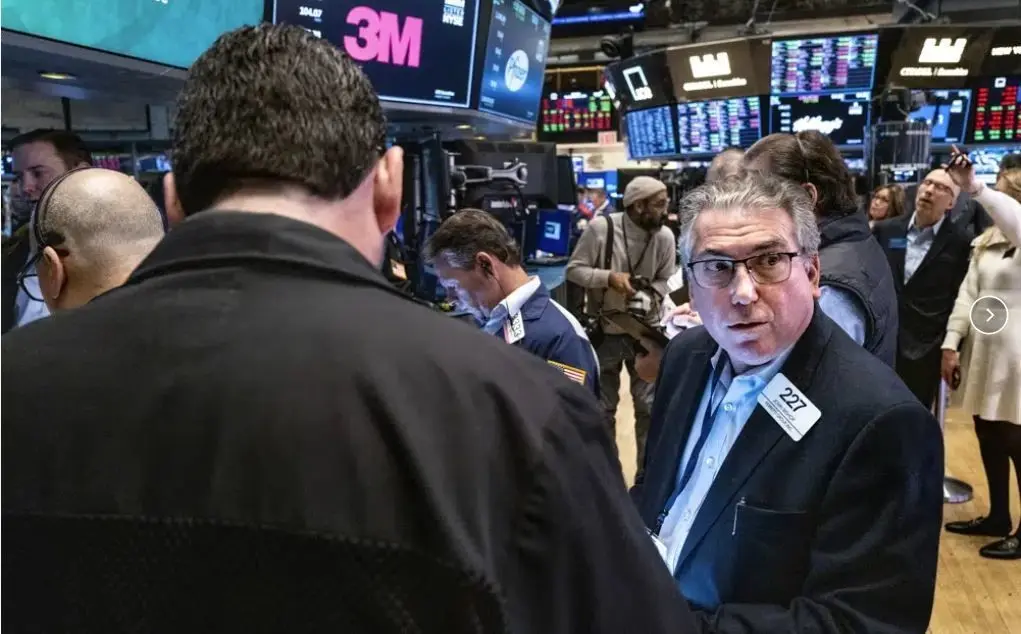 Las operaciones en la Bolsa de Valores de Nueva York el 13 de marzo de 2023. (Foto AP/Craig Ruttle)