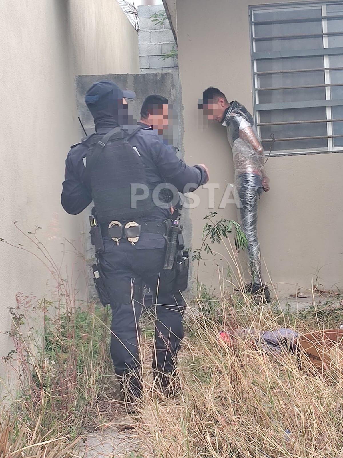 Un presunto ladrón fue emplayado por habitantes de la colonia Magdalena, en Juárez, cuando fue sorprendido sustrayendo un colchón de un domicilio. Foto: Raymundo Elizalde.