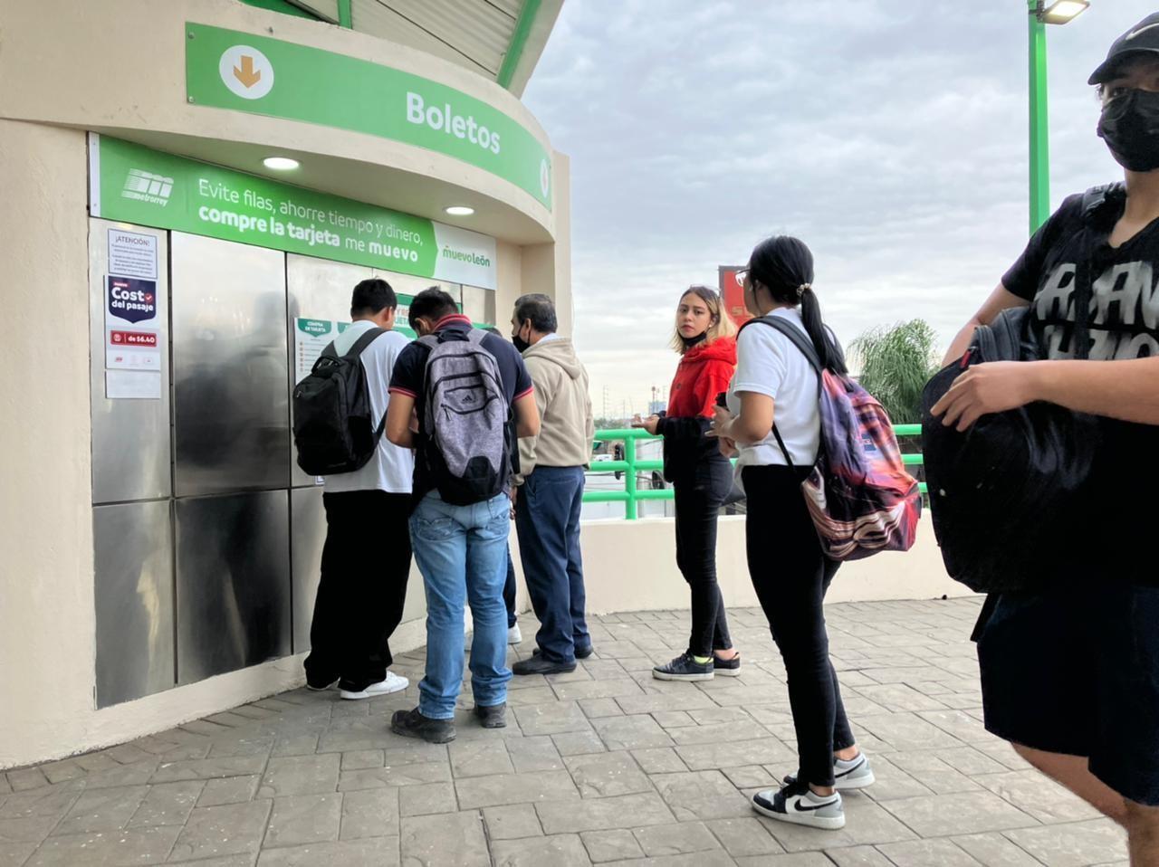 Eliminación de boletos magnéticos provocó caos en las estaciones Regina y Niños Héroes. Foto. Carolina León