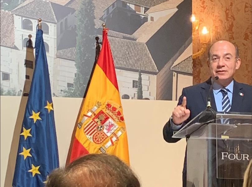 En su intervención en un foro en España, Felipe Calderón aseguró que hay una persecución política en su contra. Foto: Twitter @FelipeCalderon.