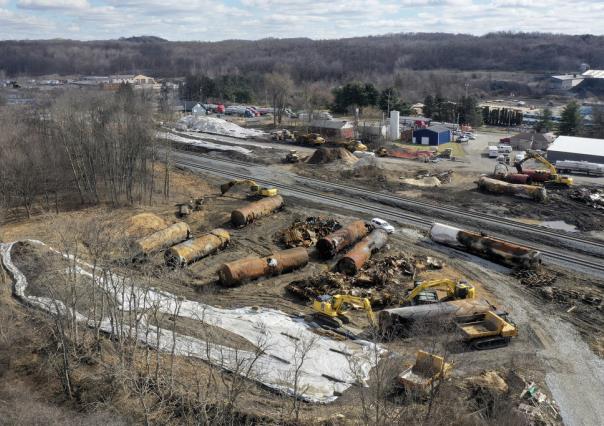 Ohio demanda a empresa por descarrilamiento de tren con químico tóxico