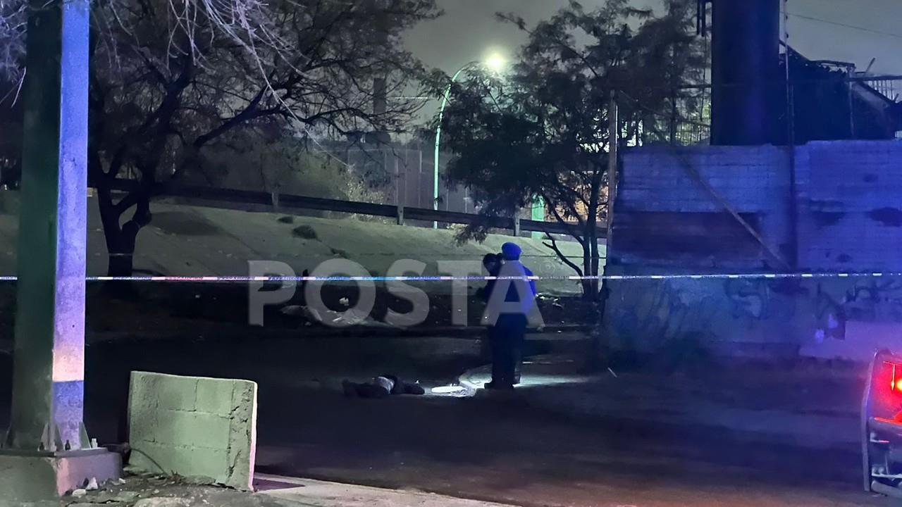 El hombre cruzaba la avenida Bernardo Reyes hasta que un automovilista que presuntamente iba a exceso de velocidad, lo embistió. Foto: Raymundo Elizalde.