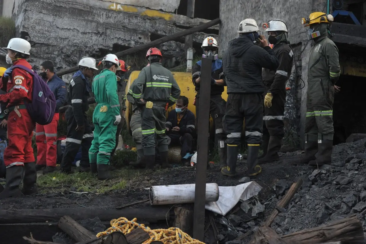 Al menos 11 personas murieron y 10 siguen atrapadas después de una explosión al interior de un túnel en una mina de carbón en Colombia. Foto: AFP.