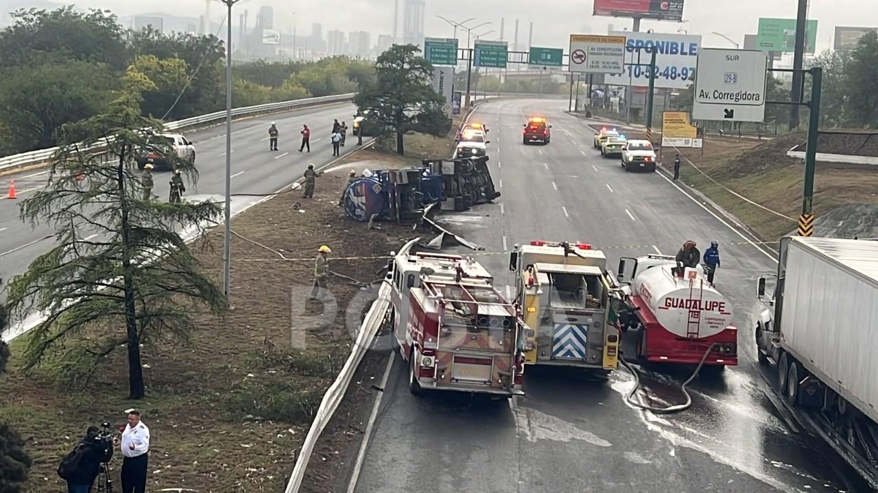 Personal de Bomberos Guadalupe y Protección Civil Nuevo León iniciaron las labores de contención para evitar riesgos a la población. Foto: Especial/ PostaMX