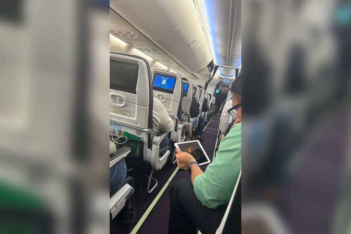 A través de Twitter los usuarios de la aerolínea publicaron fotografías donde se les podía ver sentados y desesperados. Foto: Twitter