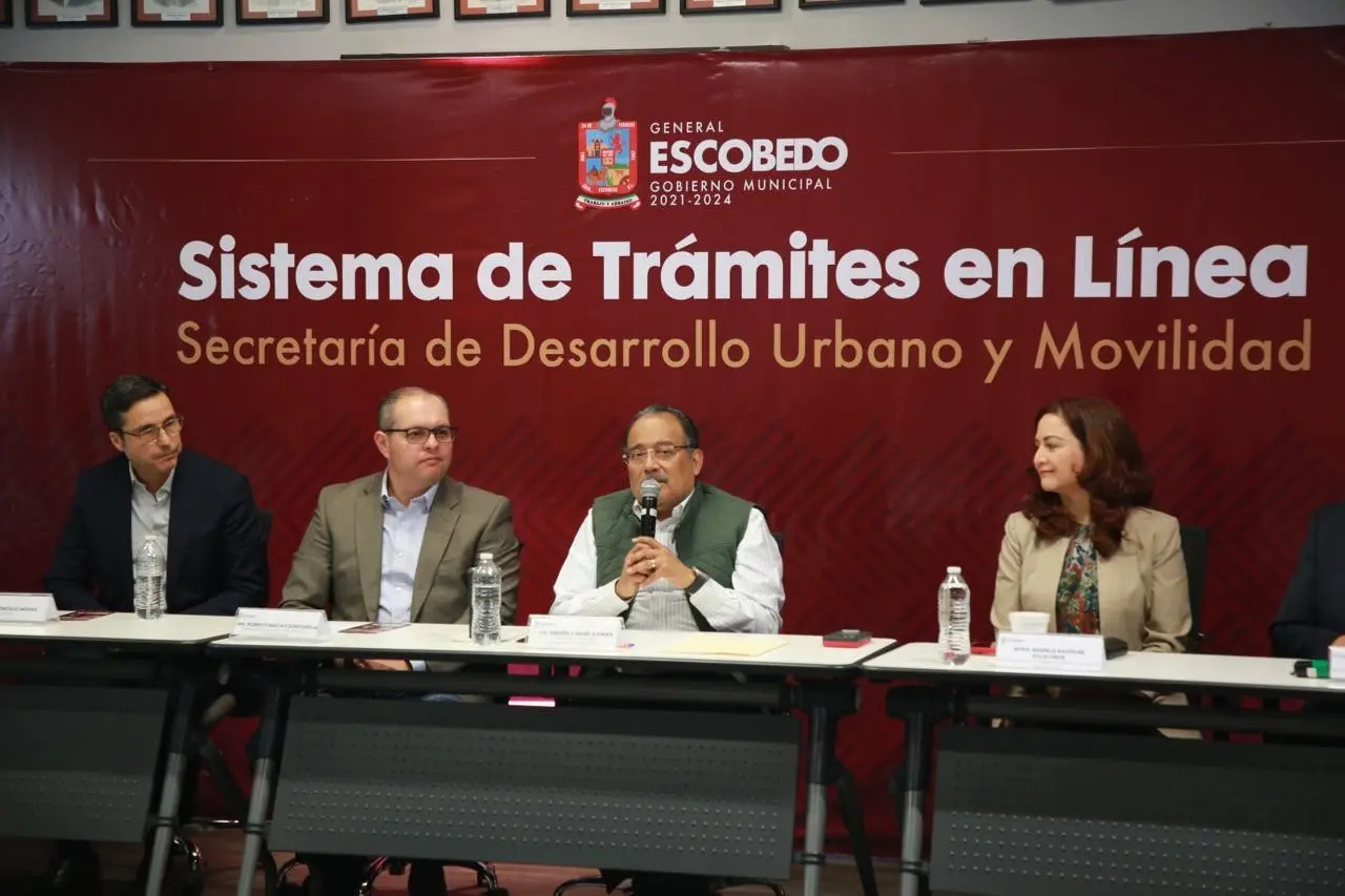 El alcalde de Escobedo, Andrés Mijes, destacó que con el nuevo Sistema de Trámites en Línea Foto: Gobierno de Escobedo se pueden gestionar permisos de 23 servicios diferentes. Foto: Gobierno de Escobedo