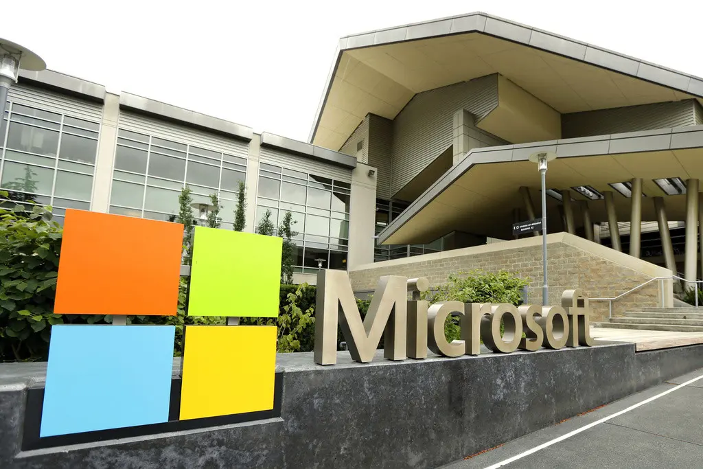 En esta imagen del 3 de julio de 2014 se ve el logo de Microsoft Corp. afuera del Centro de Visitantes de Microsoft, en Redmond, Washington. (AP Foto/Ted S. Warren, archivo)