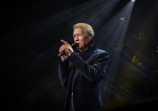 Se despide Napoleón del público de Monterrey con emotivo concierto