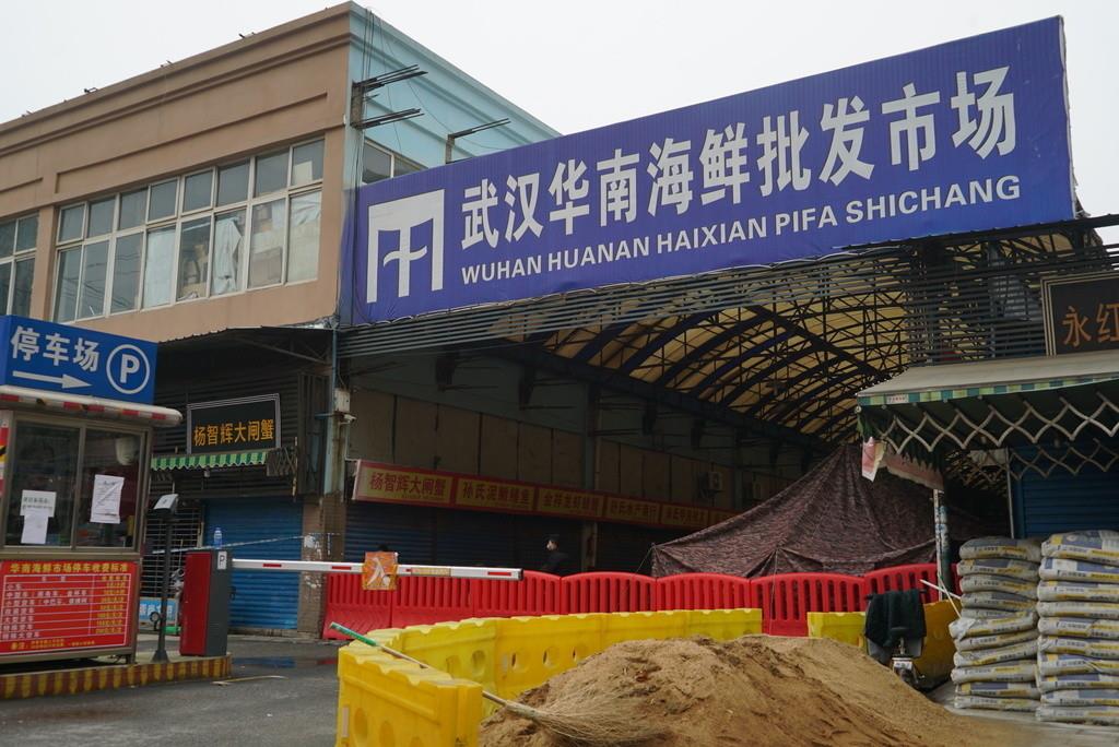 El mercado mayorista de mariscos Huanan en esta fotografía en el que aparece cerrado, el 21 de enero de 2020, en Wuhan, en la provincia central china de Hubeien. (AP Foto/Dake Kang, archivo)