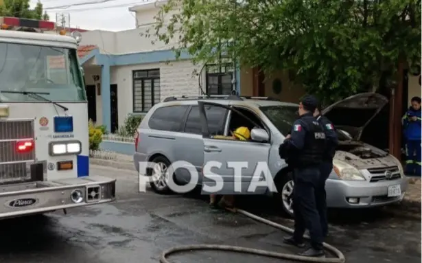 Auto se incendia por bombas molotov lanzadas en Las Puentes de San Nicolás