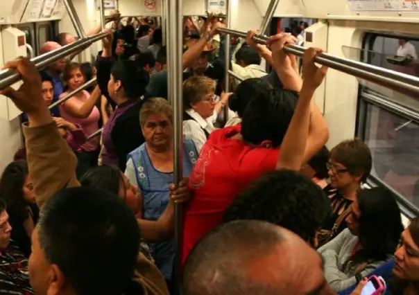 Todo por un asiento: Mujer insulta con maldiciones a usuarios del Metro