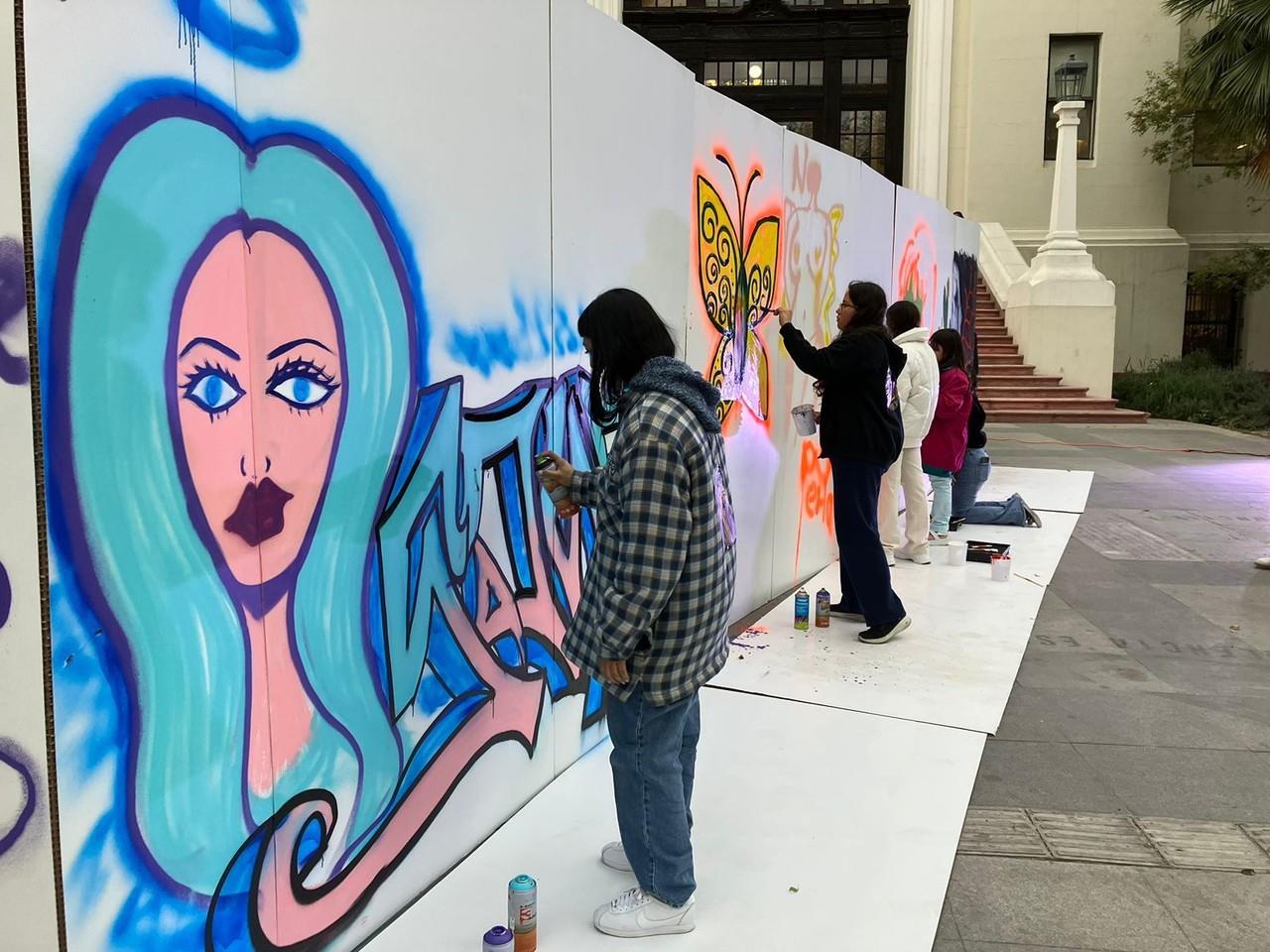 Rostros de mujeres y siluetas femeninas fueron algunas de las muestras de arte que se plasmaron en el mural. Foto: Karla Omosigho