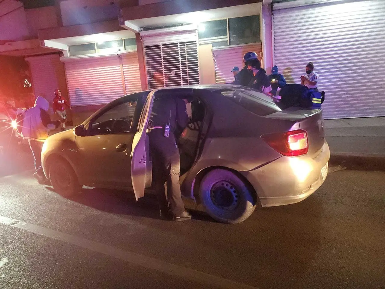 Policías de Monterrey auxilian a joven madre con el nacimiento de su bebé. Foto. Cortesía