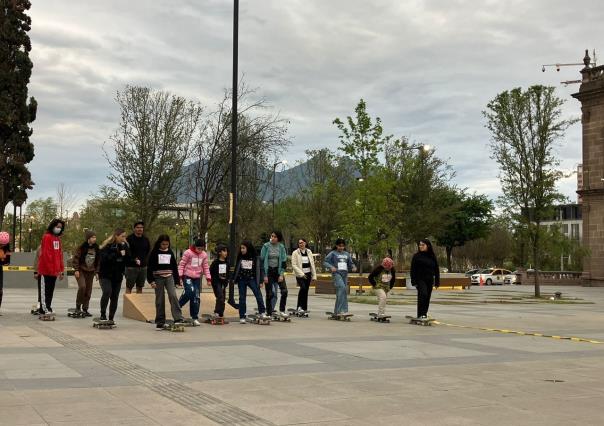Reciben niñas y mujeres taller profesional de skateboarding