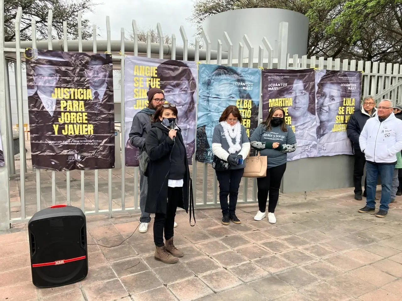 Familiares de los estudiantes del Tec de Monterrey, Jorge Mercado y Javier Arredondo, asesinados hace 13 años, se manifestaron para exigir justicia. Foto: Karla Omosigho