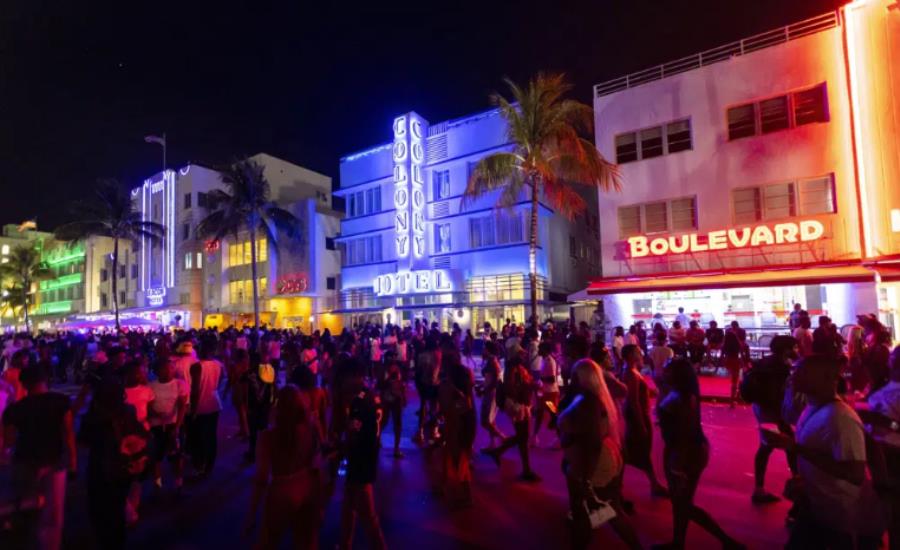 Toque de queda en Miami Beach por desmanes de juerguistas. Foto. AP