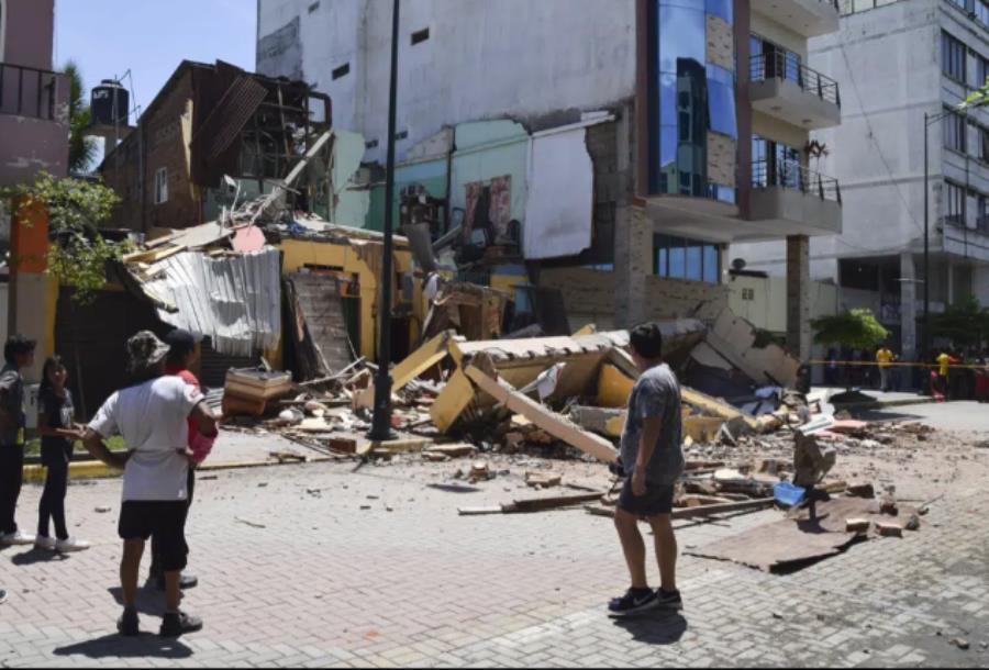 El Servicio Geológico de EU informó que el sismo de 6,7 tuvo su epicentro frente a la costa del Pacífico, a unas 50 millas (80 kilómetros) al sur de Guayaquil. (Foto AP/Jhonny Crespo)