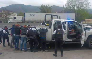 Captan en cámaras y detienen a pollero en Santiago
