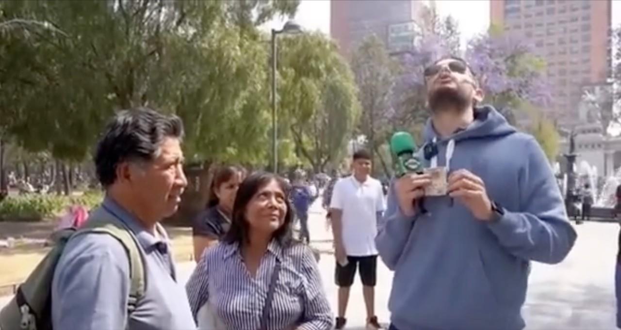 Fuma Adrián Marcelo un toque de marihuana en vía pública. Foto: Twitter.