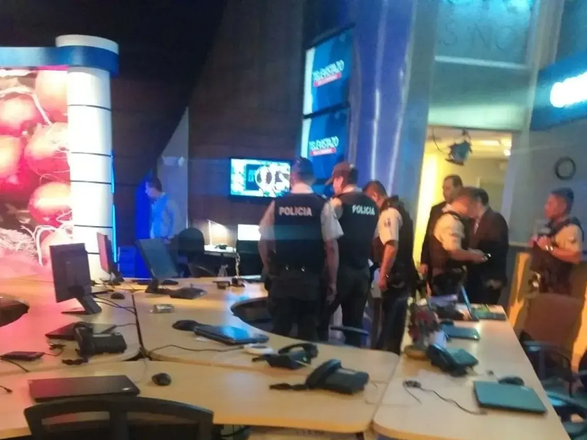 Un periodista de Ecuavisa, Lenin Artieda recibe un USB que estalló en la redacción de la televisora. FOTO: Víctor Magaña/Twitter