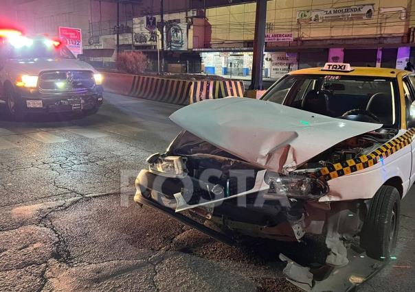 Vuelca camioneta tras pasarse la luz roja en Monterrey