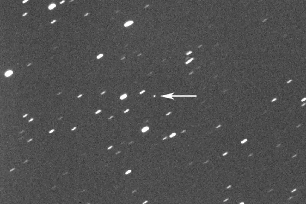 Esta fotografía proporcionada por Gianluca Masi muestra al asteroide 2023 DZ2, señalado por una flecha en el centro de la imagen, a unos 1,8 millones de kilómetros (1,1 millones de millas) de distancia de la Tierra, el 22 de marzo de 2023. (Gianluca Masi/V