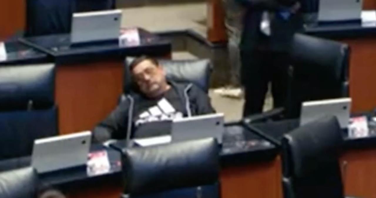 Así fue captado Félix Salgado, senador de Guerrero por Morena, durante la sesión. Foto: Twitter @Juan_OrtizMX