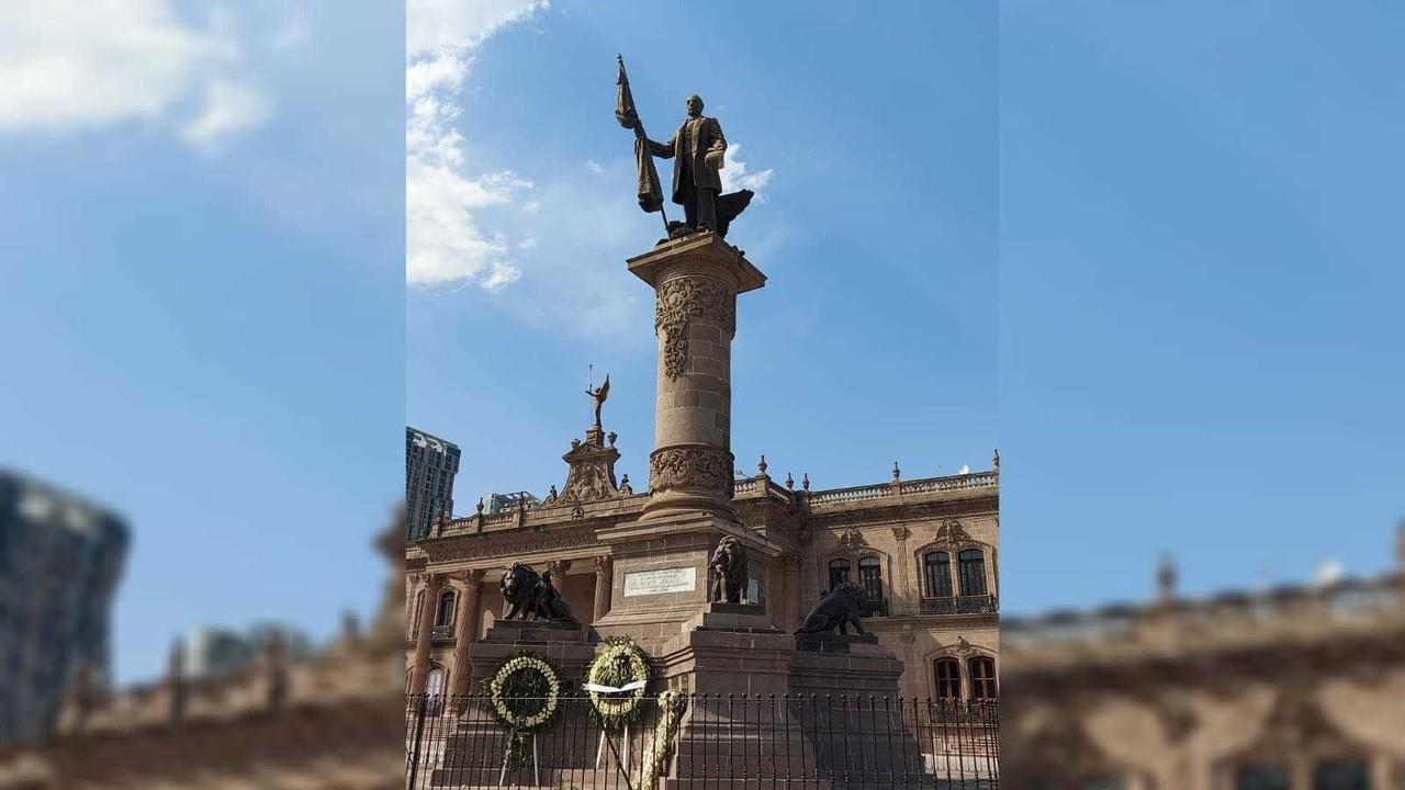 Tras la conmemoración del natalicio de Juárez, se colocaron flores a los pies de su estatua en la Explanada de los Héroes frente al Palacio de Gobierno. Foto: Pablo González