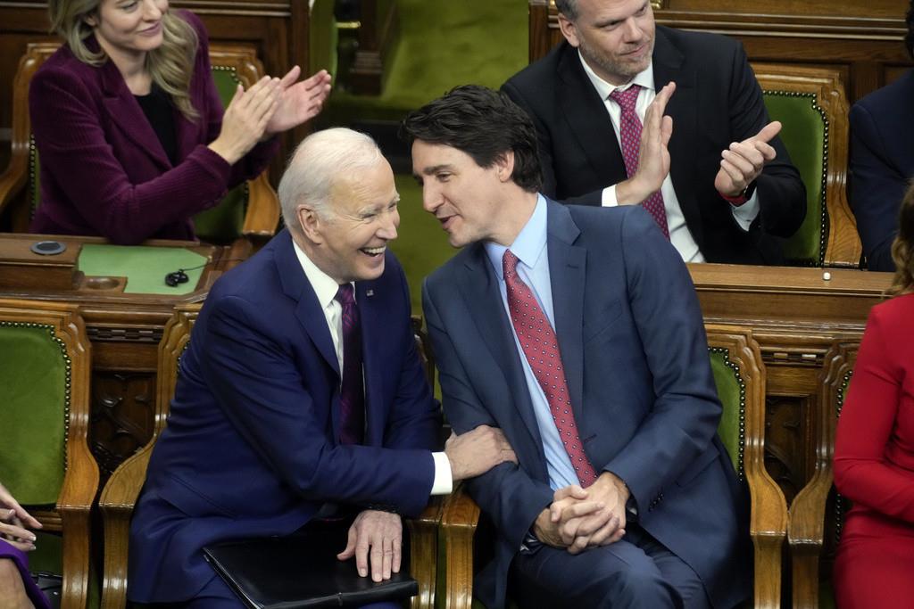 El primer ministro canadiente Justin Trudeau habla con el presidente estadounidense Joe Biden en el Parlamento de Canadá, el viernes 24 de marzo de 2023, en Ottawa. (AP Foto/Andrew Harnik, Pool)