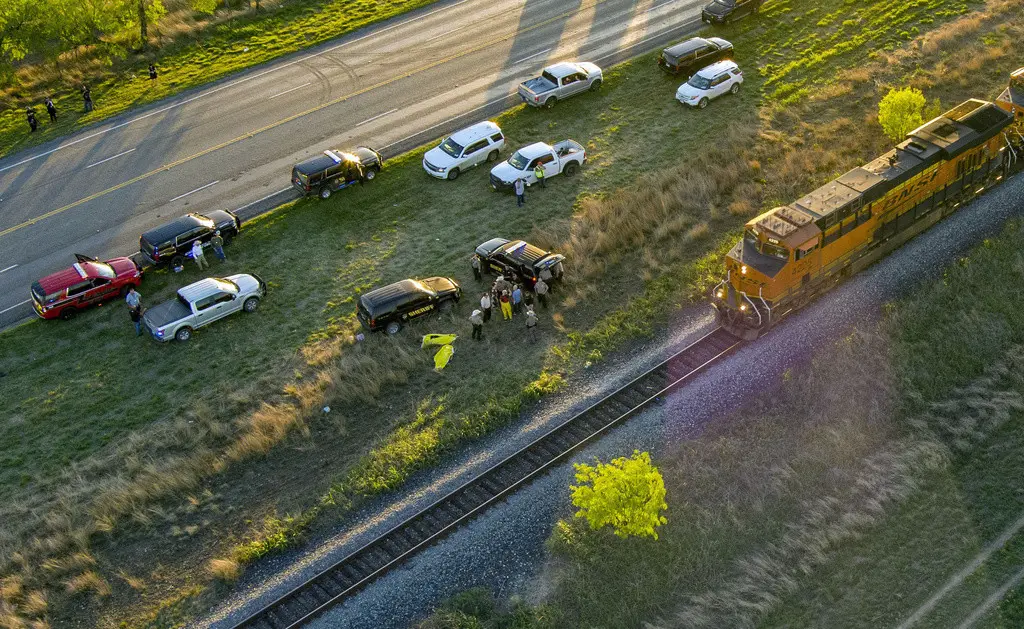 Funcionarios investigan el lugar donde se hallaron migrantes atrapados en un vagón de tren el viernes 24 de marzo de 2023 en Uvalde, Texas. (William Luther/The San Antonio Express-News vía AP)