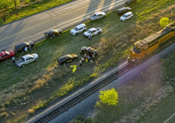 Encuentran a dos migrantes muertos y 10 más atrapados en vagón de tren en Texas