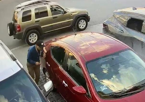 VIDEO: Ladrón rompe vidrio y roba pertenencias de dos autos en Apodaca