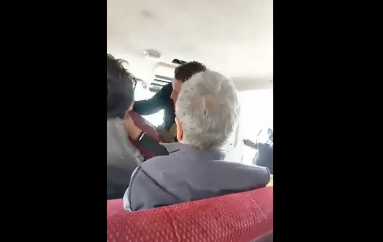 Sin previo aviso, los policías detuvieron a los pasajeros de una camioneta, uno de ellos presuntamente ahorcó al conductor. Foto: Twitter @Mr_Civico