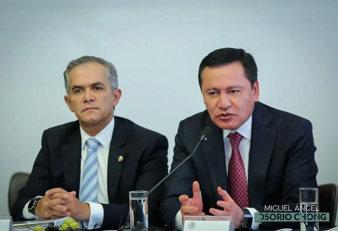 Tras este anuncio, Miguel Ángel Mancera, senador del PRD, invitó a el ex coordinador del PRI, a sumarse a la bancada del Sol Azteca. Foto: Twitter/ @osoriochong