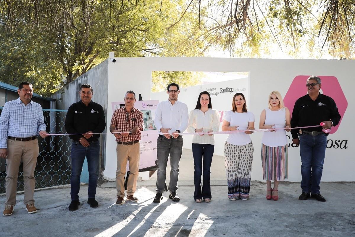 El alcalde de Santiago, David de la Peña, y su esposa, la presidenta del DIF municipal, Olga Amalia Villalón, inauguraron la Casa Rosa, centro de resguardo para las mujeres que sufren violencia familiar. Foto: Gobierno de Santiago