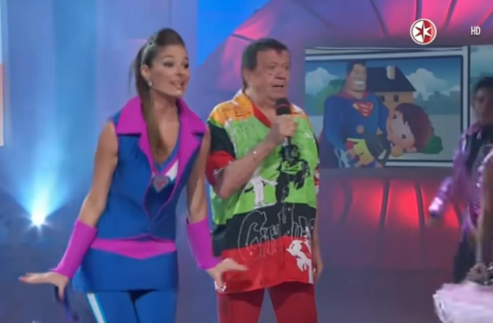 Fans de Chabelo despidieron al conductor con Adiós Superman, aquí con PatyLu. Foto. Captura de Imagen