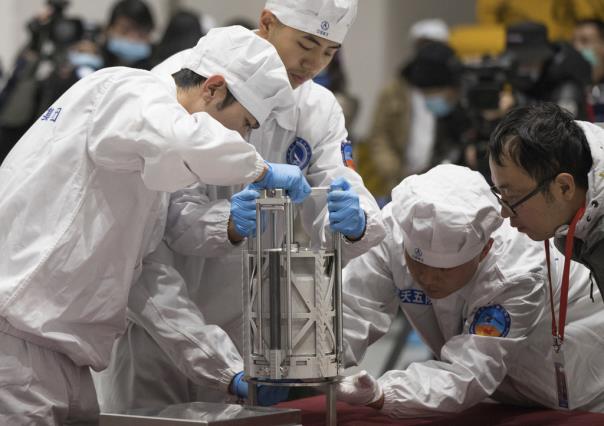 ¡En forma de perlas! Encuentran nueva fuente de agua en la Luna