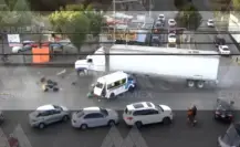 VIDEO: Mueren dos personas tras accidente entre combi y tráiler en Edomex