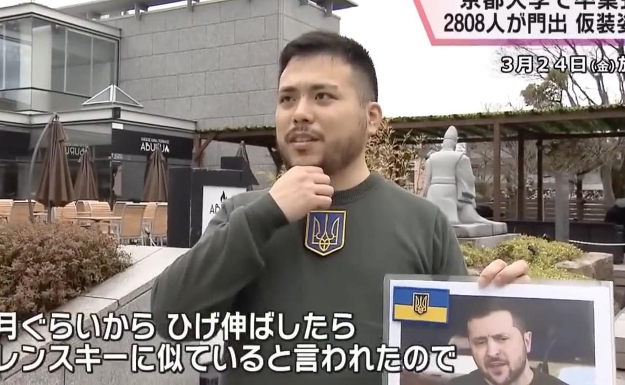 Un estudiante japonés aseguró que se vistió del presidente ucraniano, como homenaje por la guerra contra Rusia. Foto: Twitter @nexta_tv
