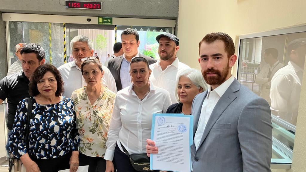 Los solicitantes, acompañados por del diputado federal de Morena, Mauricio Cantú, mencionaron que hay una ingobernabilidad. Foto: Armando Galicia.