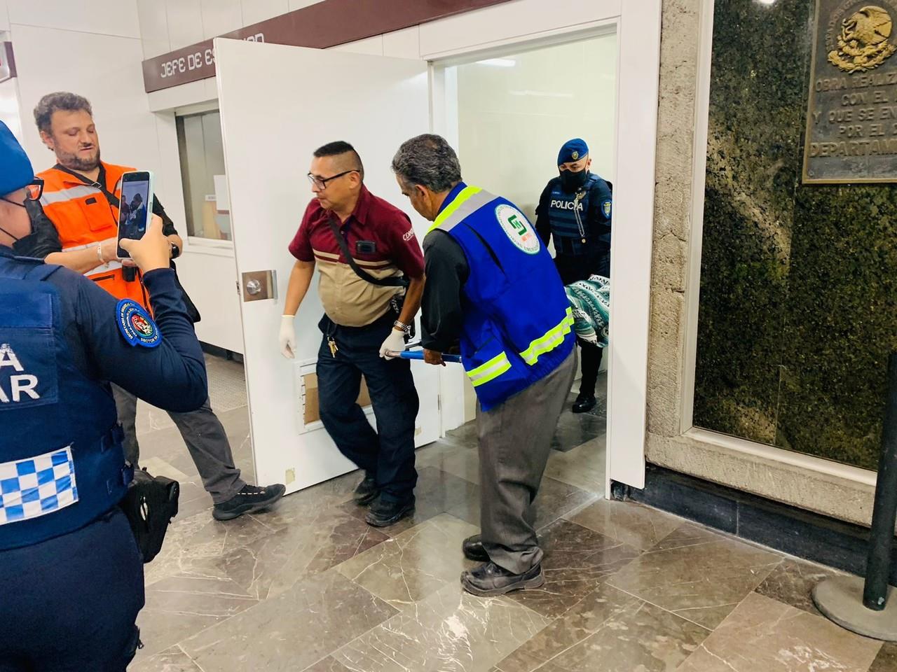 Paramédicos arribaron al lugar, estabilizaron a la madre y al recién nacido, a quien diagnosticaron como prematuro de 26 semanas de gestación. Foto: Twitter @MetroCDMX