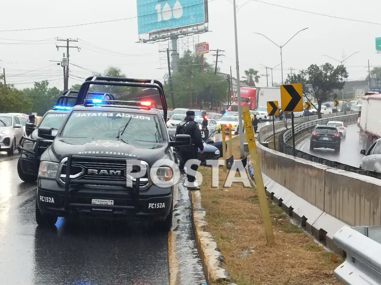 El conductor que fue atacado a balazos alcanzó a impactar el auto Chevi donde viajaban los agresores. Foto: Especial/ PostaMX