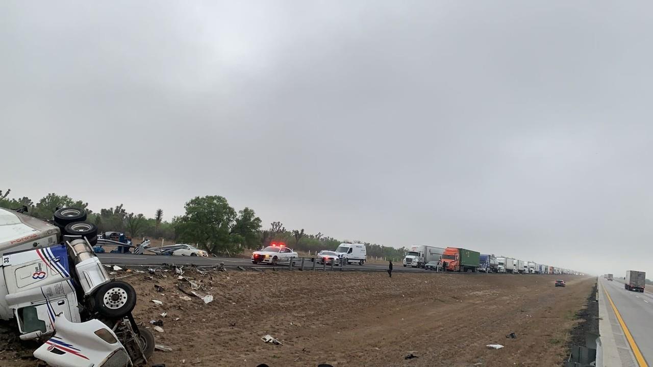 La volcadura ocurrió en el kilómetro 55 de la carretera Monterrey-Nuevo Laredo, en el municipio de Salinas Victoria. Foto: Twitter @yadithvaldez