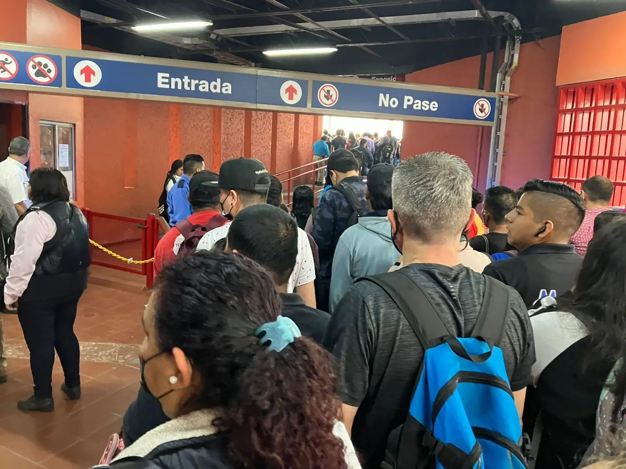 Los usuarios han reportado problemas para abordar un vagón en las estaciones Talleres, San Bernabé y Unidad Modelo de la Línea 1 del Metro. Foto: Carolina León.