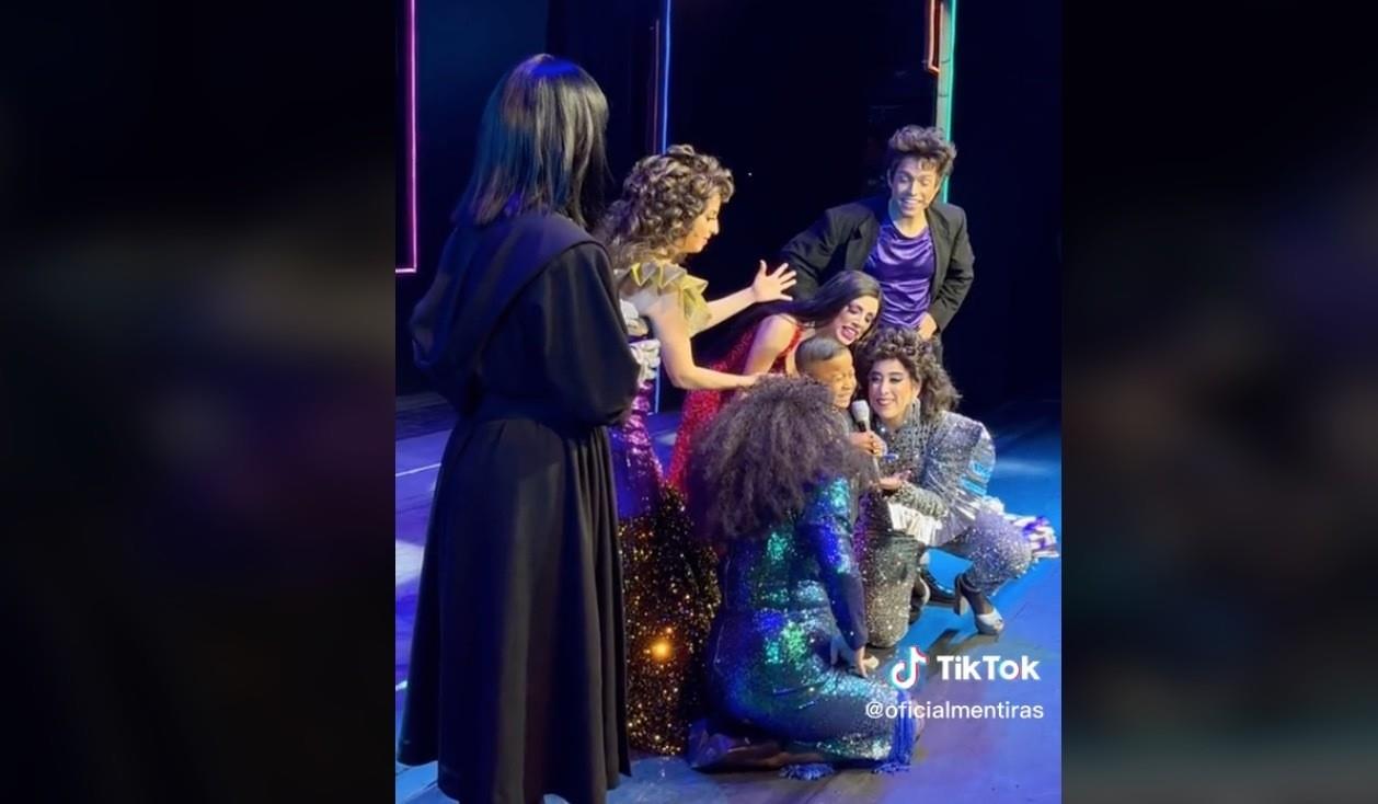 El niño viral de TikTok se presentó en Mentiras El musical. Foto: TikTok. @oficialmentiras