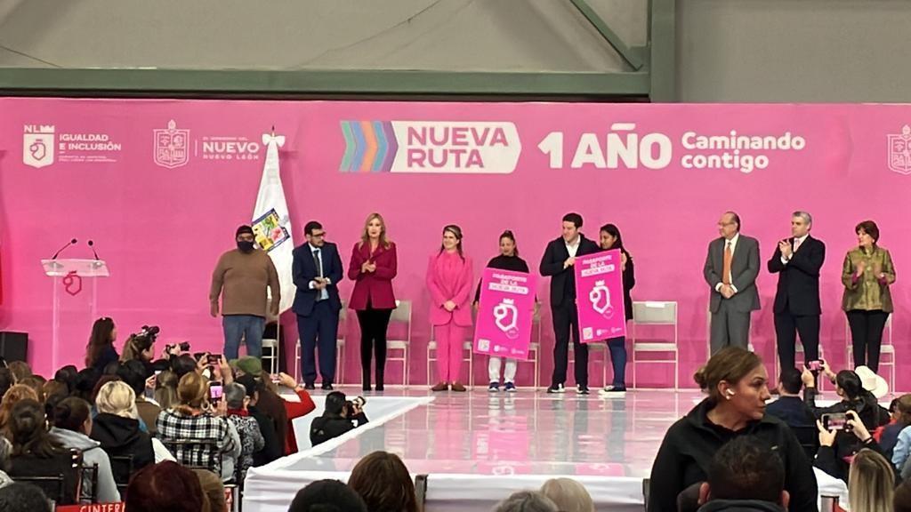 Para llegar a los 2 millones de personas con cada uno de los programas, la secretaria de Igualdad e Inclusión, Martha Herrera, anunció la entrega del pasaporte de la Nueva Ruta. Foto: Armando Galicia