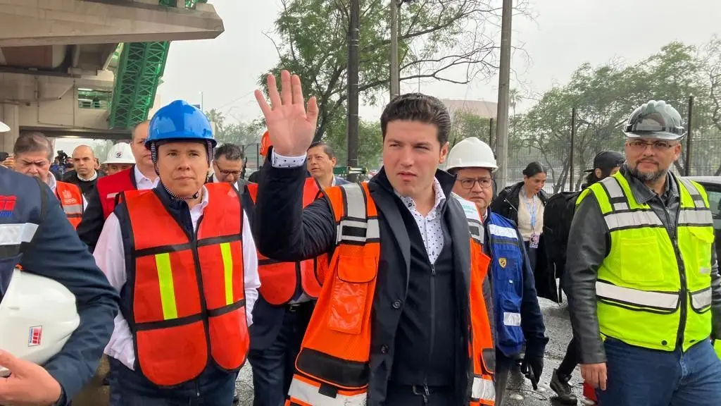 Tras realizar un recorrido por el lugar, el mandatario estatal, destacó la labor que se hizo para reforzar los capiteles en esta estación de la línea 2 del metro. Foto: Armando Galicia.